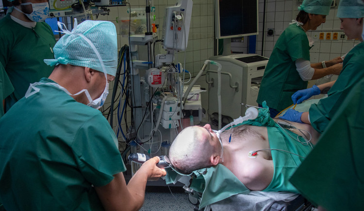 VIDEO: Nekonečné rituály uvěznily muže v léčebně. Pomohla unikátní operace ve FN Olomouc