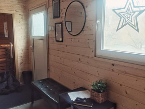 Sauna ve Výklekách. Oblíbený lom nabízí zážitek i v zimě, lidé si mohou vysekat svou díru v ledu