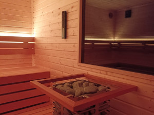 Sauna ve Výklekách. Oblíbený lom nabízí zážitek i v zimě, lidé si mohou vysekat svou díru v ledu