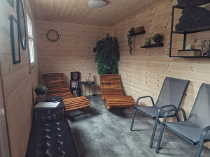 Sauna ve Výklekách. Oblíbený lom nabízí zážitek i v zimě, lidé si mohou vysekat svou díru v ledu