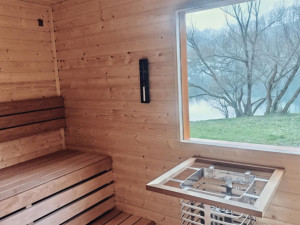 Sauna ve Výklekách. Oblíbený lom nabízí zážitek i v zimě, lidé si mohou vysekat svou díru v ledu