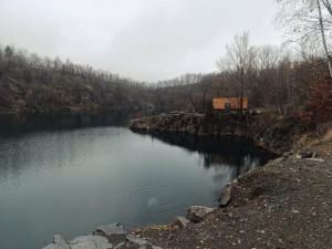 Sauna ve Výklekách. Oblíbený lom nabízí zážitek i v zimě, lidé si mohou vysekat svou díru v ledu