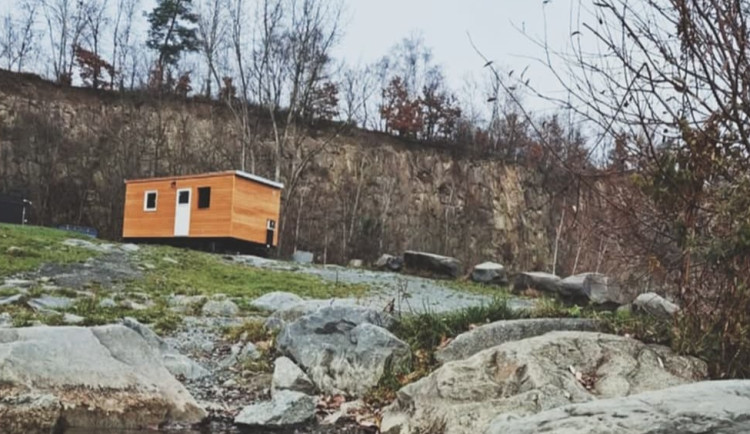 Sauna ve Výklekách. Oblíbený lom nabízí zážitek i v zimě, lidé si mohou vysekat svou díru v ledu