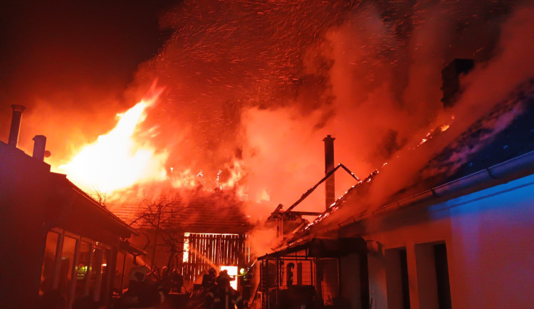 Rozsáhlý požár v Dolních Slověnicích. Oheň zasáhl velkou část stavení