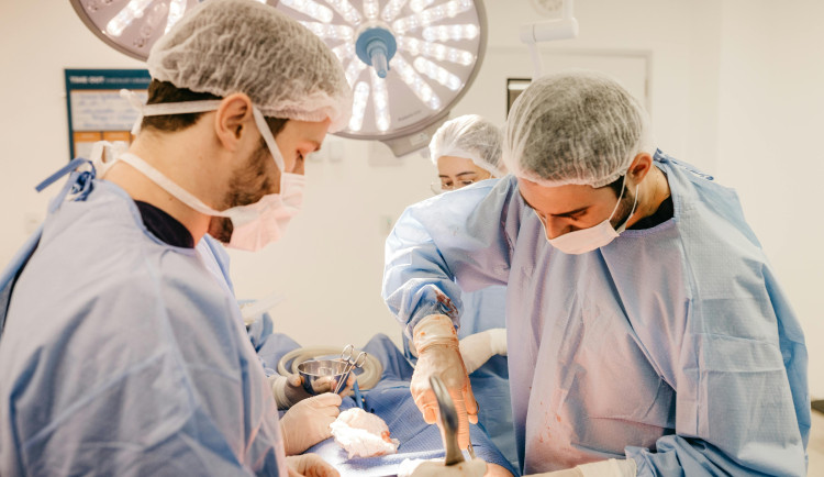 Pelhřimovské nemocnici chybí chirurgové. Od března omezuje plánované operace