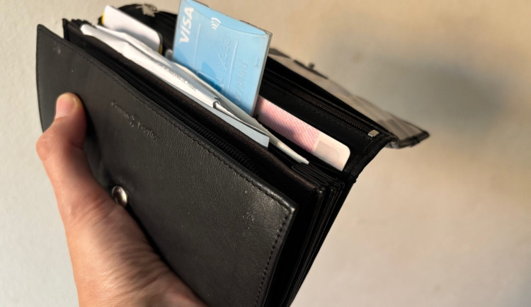 Našla peněženku a strčila si ji do kabelky. Za čin hrozí 74leté ženě až 2 roky vězení