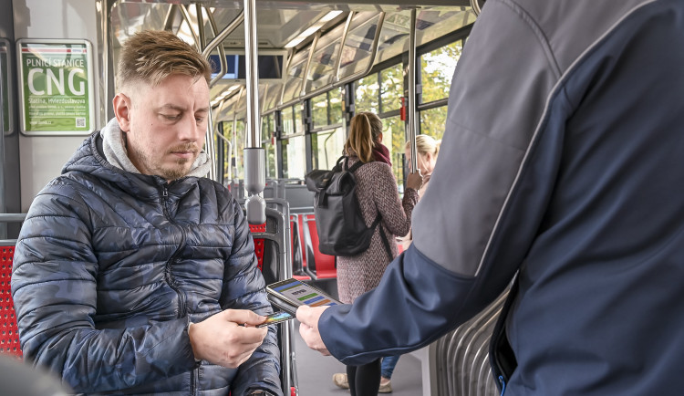 Revizoři v Brně loni zkontrolovali 100 tisíc vozů, přistihli přes 38 tisíc neplatičů