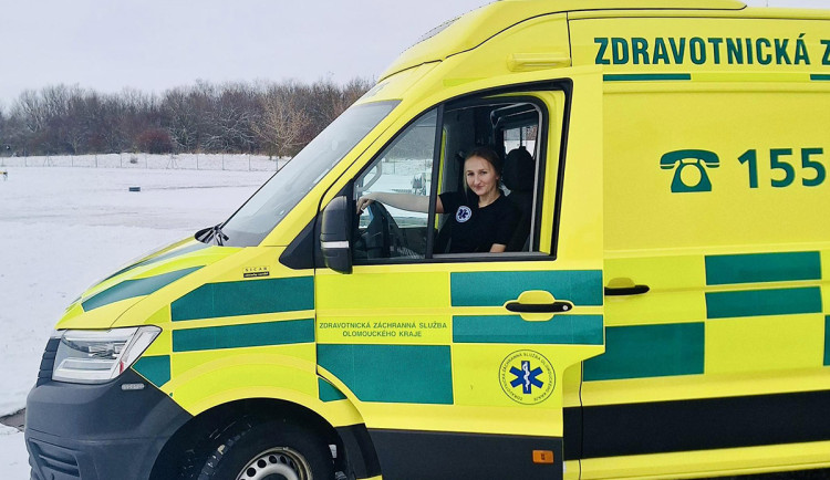 Také Olomoucký kraj už má ve svých řadách řidičku sanitního vozidla