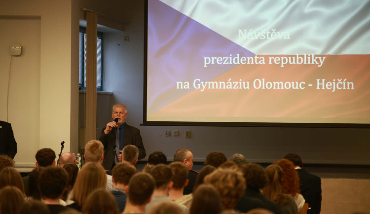 Prezident Pavel dnes přijel do Olomouckého kraje sám. První dáma onemocněla