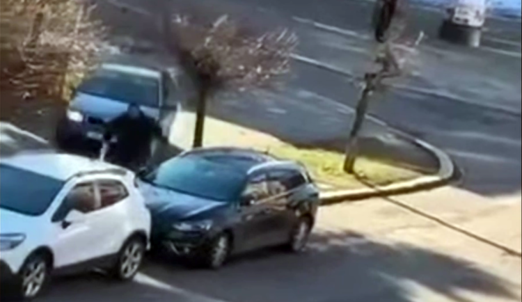 VIDEO: Zběsilý řidič najížděl autem v Přerově na chodce. Lidé v panice utíkali