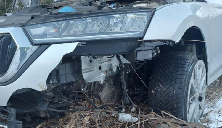 Řidička zřejmě usnula za volantem, vyjela ze silnice a škoda je čtvrt milionu