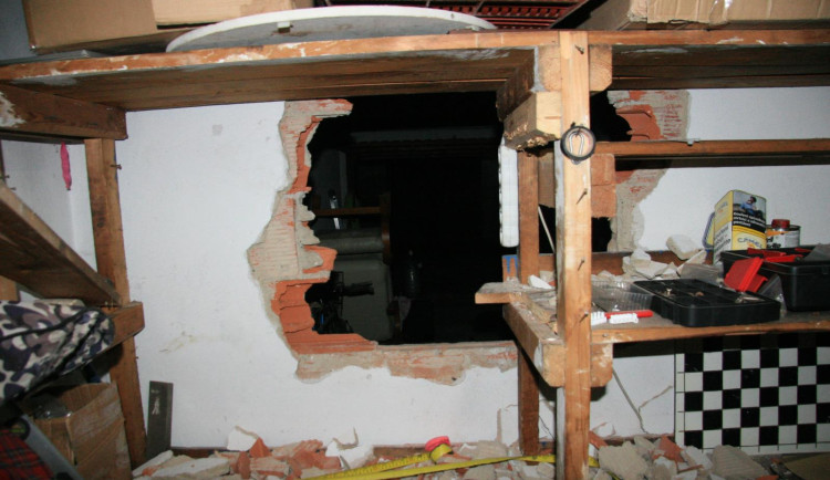 Zloděj se do garáže proboural skrz zeď. Budějovičtí policisté řeší netradiční vloupání