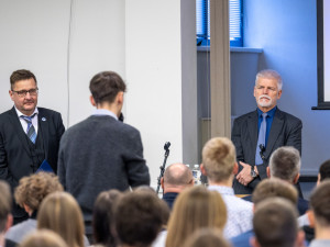 FOTO, VIDEO: Prezident ohromil studenty gymnázia v Olomouci. Loučili se ovací ve stoje