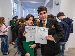 FOTO, VIDEO: Prezident ohromil studenty gymnázia v Olomouci. Loučili se ovací ve stoje