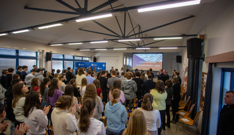 Prezident Petr Pavel ohromil studenty gymnázia v Olomouci. Loučili se ovací ve stoje