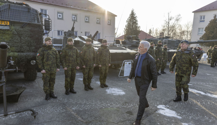 Prezident Petr Pavel navštívil také vojáky v Přáslavicích