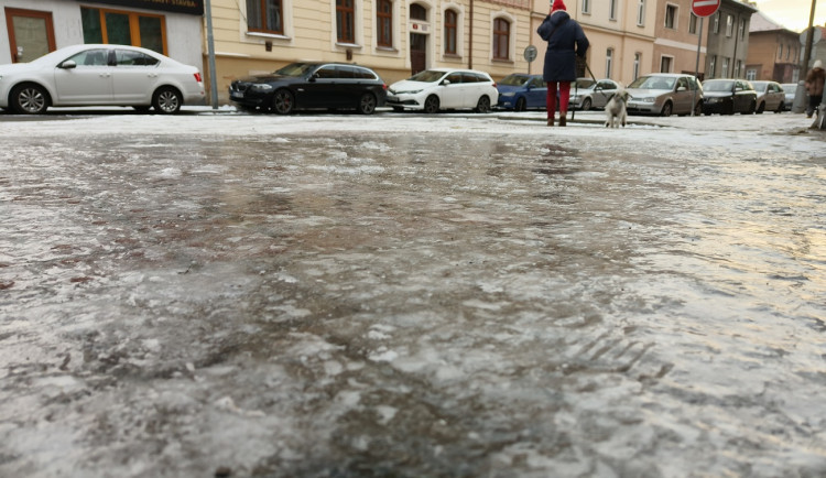 Ještě není konec. Ledovka hrozí v kraji i o víkendu, hlavně do soboty do rána