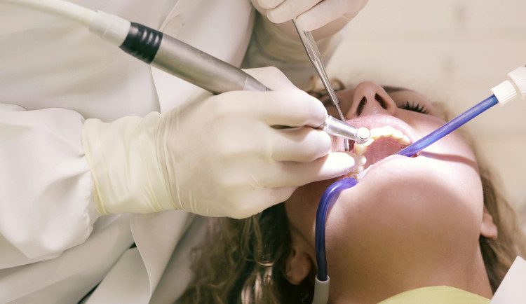 Soud odročil případ zubaře, který údajně způsobil pacientovi doživotní následky