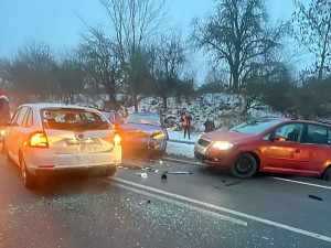 Na namrzlém povrchu došlo v Olomouckém kraji k desítkám nehod