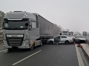 Hromadná nehoda u Hněvotína i havárie na dálnici. Ledovka zaskočila řidiče