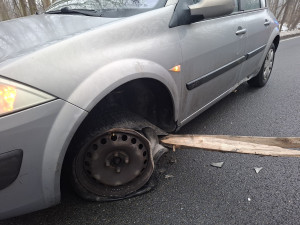 Hromadná nehoda u Hněvotína i havárie na dálnici. Ledovka zaskočila řidiče