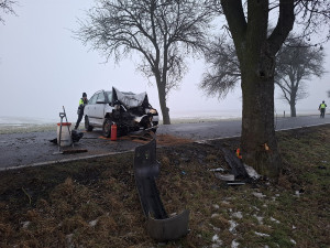 Hromadná nehoda u Hněvotína i havárie na dálnici. Ledovka zaskočila řidiče