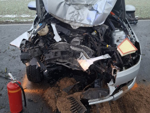 Hromadná nehoda u Hněvotína i havárie na dálnici. Ledovka zaskočila řidiče