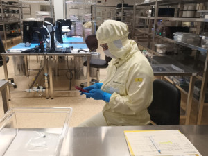 Prezident v kombinéze. Petr Pavel si v přerovské Meoptě prohlédl superčistou výrobu polovodičů