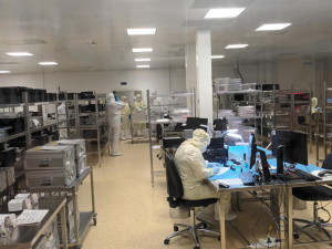 Prezident v kombinéze. Petr Pavel si v přerovské Meoptě prohlédl superčistou výrobu polovodičů