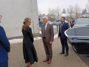 Prezident v kombinéze. Petr Pavel si v přerovské Meoptě prohlédl superčistou výrobu polovodičů