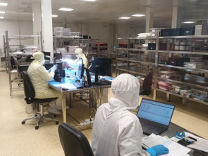 Prezident v kombinéze. Petr Pavel si v přerovské Meoptě prohlédl superčistou výrobu polovodičů