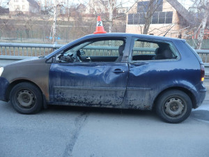 Mladá řidička narazila do kamene a auta v protisměru. Neoškrábala si čelní sklo