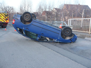 Mladá řidička narazila do kamene a auta v protisměru. Neoškrábala si čelní sklo