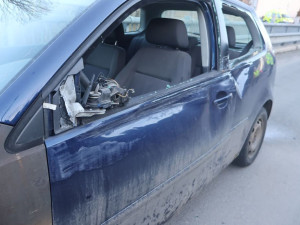 Mladá řidička narazila do kamene a auta v protisměru. Neoškrábala si čelní sklo