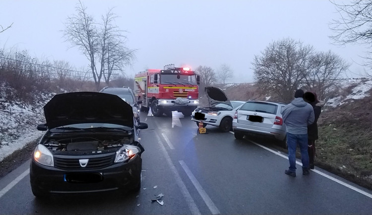 Hromadná nehoda u Hněvotína i havárie na dálnici. Ledovka zaskočila řidiče