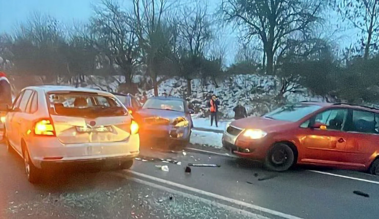 Hromadná nehoda u Hněvotína i havárie na dálnici. Ledovka zaskočila řidiče