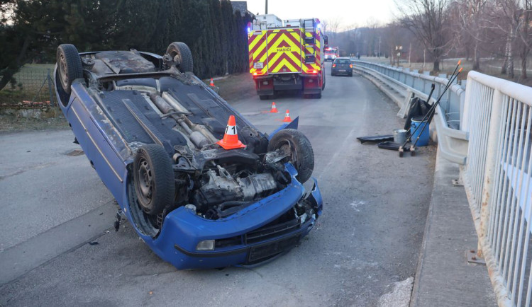 Mladá řidička narazila do kamene a auta v protisměru. Neoškrábala si čelní sklo