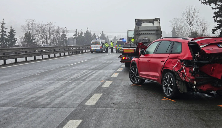 Spolujezdec z dodávky, která v pátek na D1 narazila do kamionu, zemřel v nemocnici