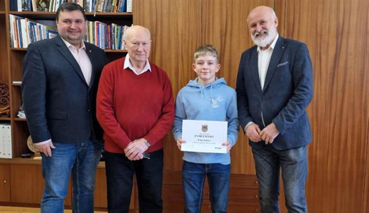 Mladý vzpěrač Petr Kaša se po úspěšném mezinárodním klání setkal se starostou Chebu