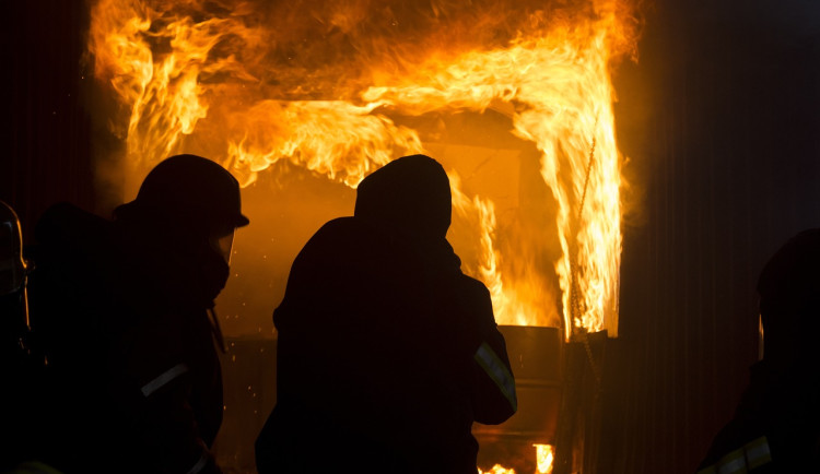 V Brně před půlnocí hořelo na železniční ubytovně, záchranáři ošetřili tři lidi