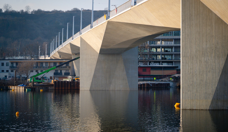 FOTO: Dvorecký most zvládl zatěžovací zkoušku. Otevřít se má v dubnu