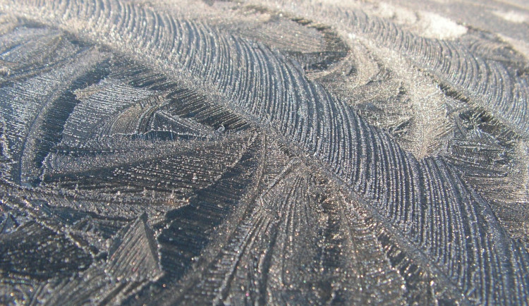 Mladou řidičku v Brně potrápila ledovka.  Auto neřízeně klouzalo z kopce