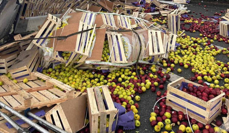 Na průtahu Mikulovem se převrátil kamion s jablky, ta se rozkutálela po celé silnici