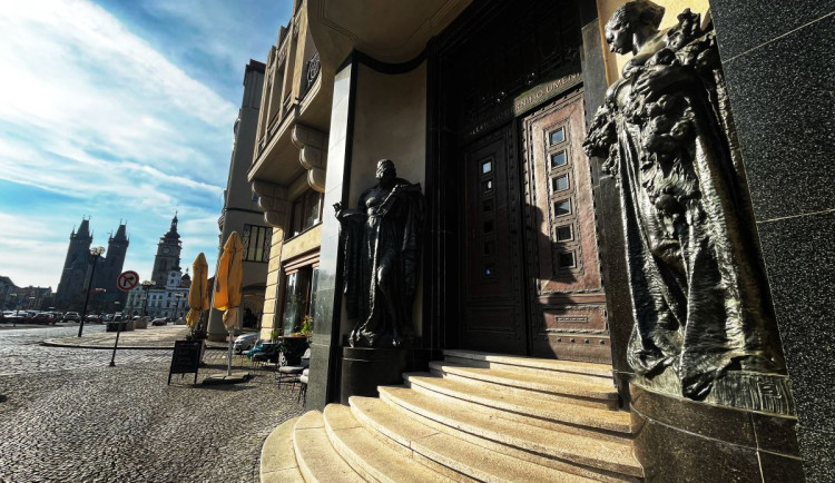 Oprava části Galerie moderního umění v Hradci se protáhne do léta