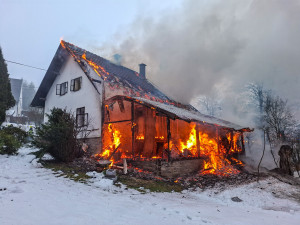 U Malé Moravy vyhořela chata. Škoda bude v milionech, zasahovalo šest jednotek