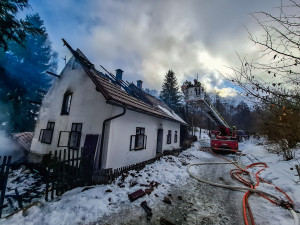 U Malé Moravy vyhořela chata. Škoda bude v milionech, zasahovalo šest jednotek