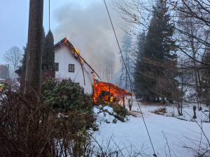 U Malé Moravy vyhořela chata. Škoda bude v milionech, zasahovalo šest jednotek