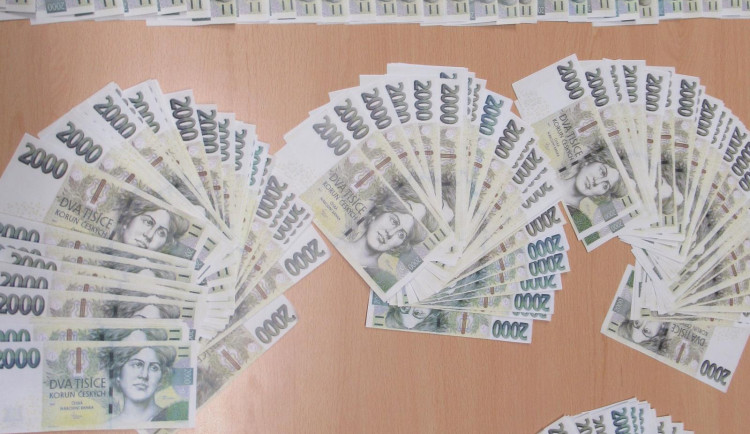 Správce farnosti uvěřil otřepané historce podvodníků, poslal jim 1,8 milionu