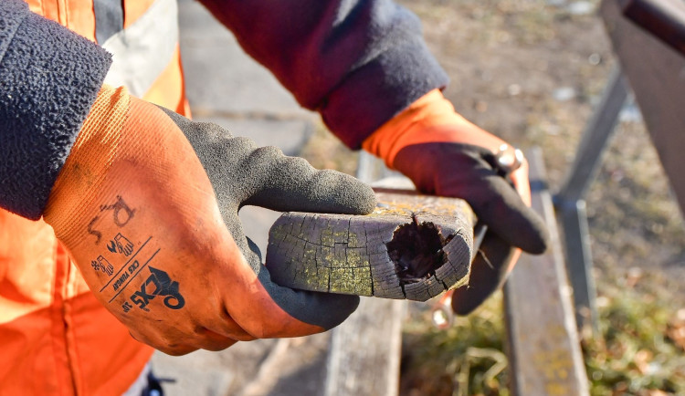 V Hradci Králové je přes tři tisíce laviček. Opravují se i přes zimu