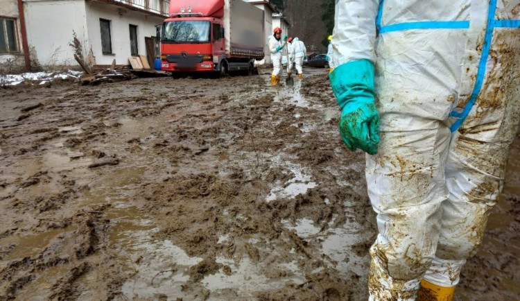 Měla povolení i revize. Farma na Znojemsku netuší, proč jímka s kejdou praskla